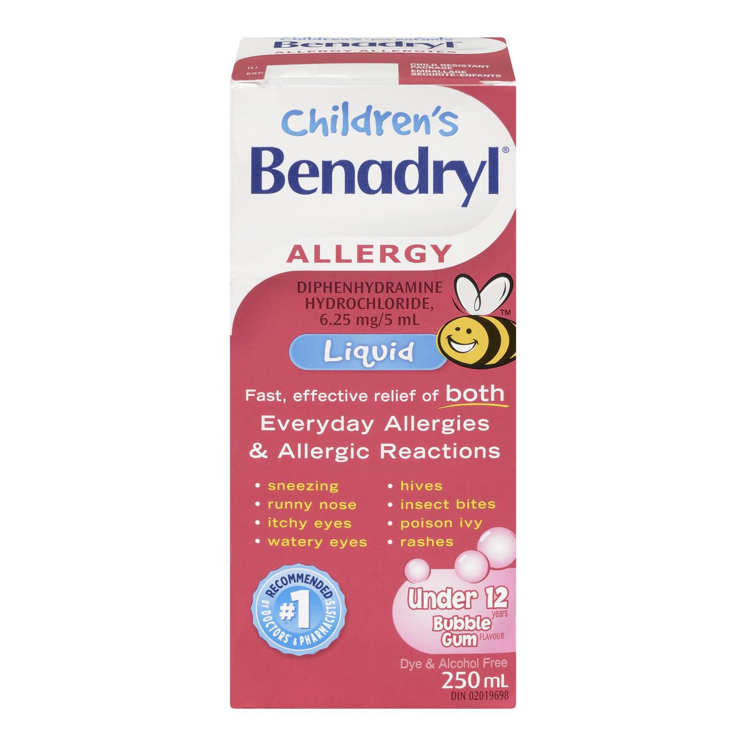 Liquide de Benadryl pour Enfants, Bouteille en Plastique de 250 ml Orientée vers l'Avant avec Étiquette et Bouchon Blancs et Violets, Antihistaminique pour Enfants Saveur Gomme Balloune Affichant « 6,25 mg par 5 ml de Diphénhydramine », Formule Sans Alcool Ni Colorant et Tasse de dosage Incluse sur Fond Blanc Uni.