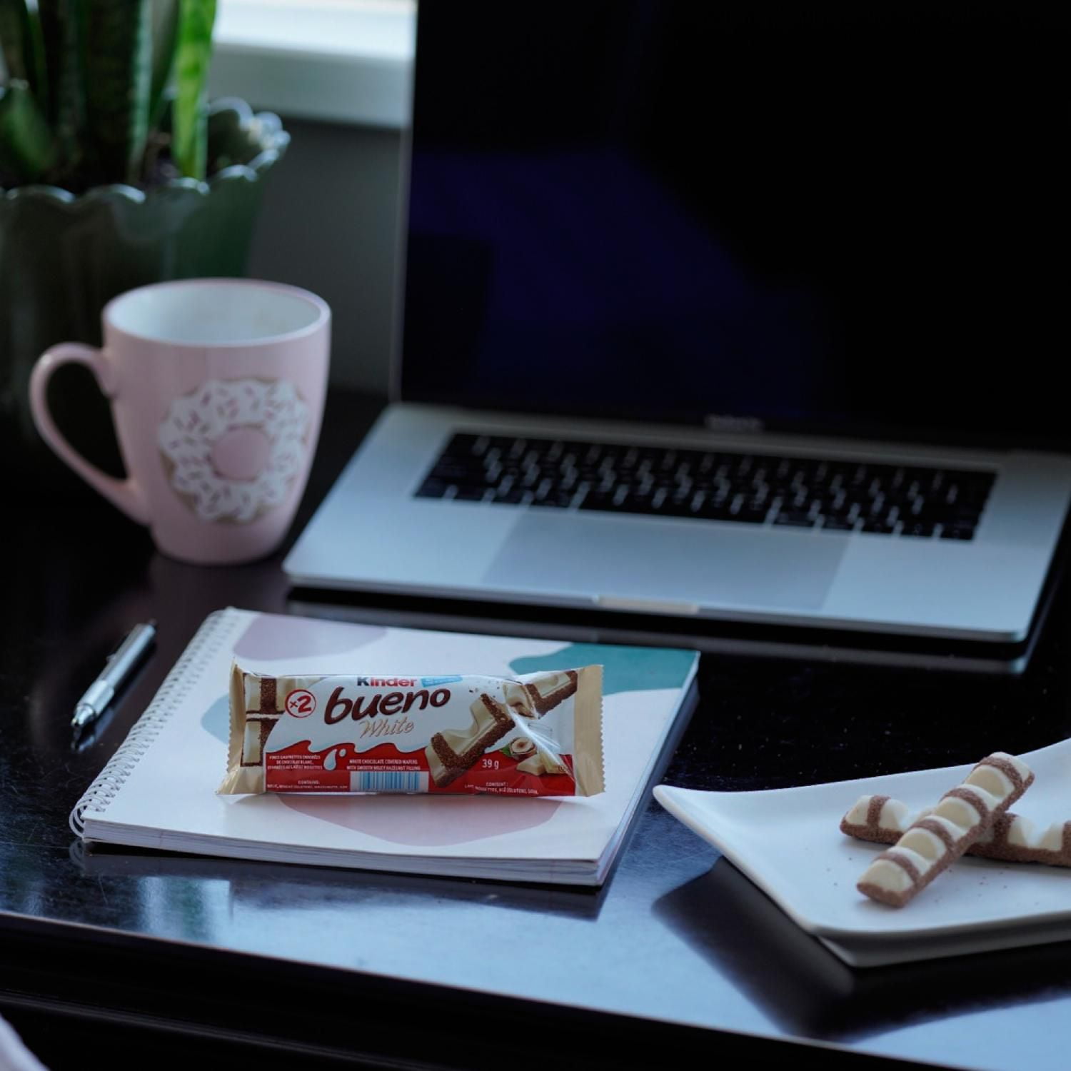 KINDER BUENO White Chocolate and Hazelnut Cream Candy Bars, Single Pack  contains 2 Individually Wrapped Bars, 39g 