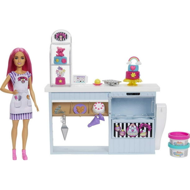 Coffret de jeu Pâtisserie ​Barbie avec poupée à silhouette Petite de 30,5  cm (12 po), cheveux roses, poste de pâtisserie, fonction de préparation de  gâteau, 20+ éléments de jeu réalistes Âges 4+ 