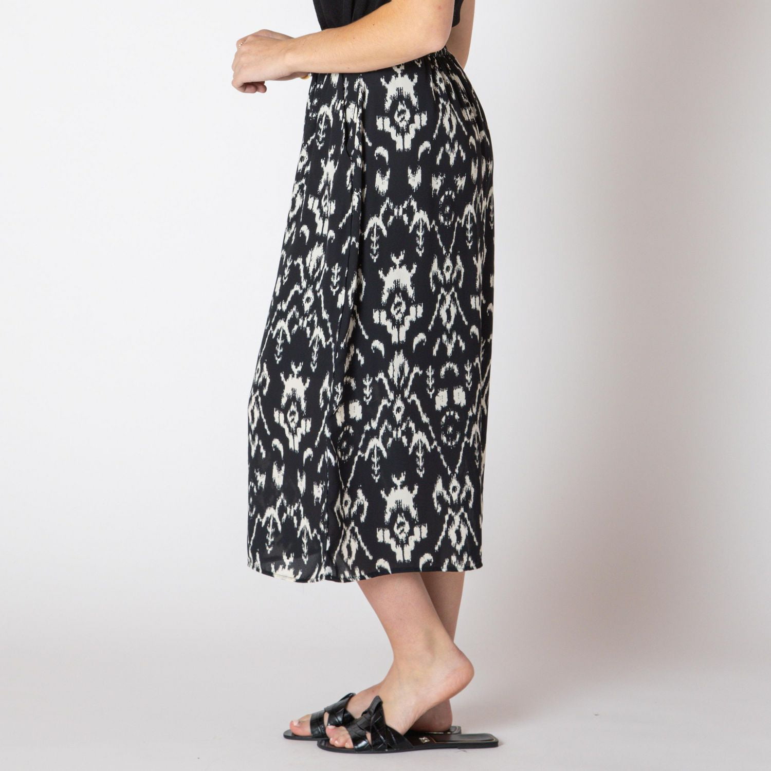Devoted Flowy lightweight calf length skirt