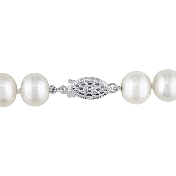 Bougie blanche avec collier de perles argentées