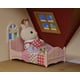 Chalet douillet au toit rouge de Calico Critters, ensemble de jeu pour maison de poupées avec figurines, meubles et accessoires Maison de poupée – image 4 sur 8