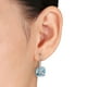Boucles d'oreilles à crochet Tangelo avec topazes bleues 10,50 ct PBT et accents de diamants en or blanc 10 k – image 3 sur 3