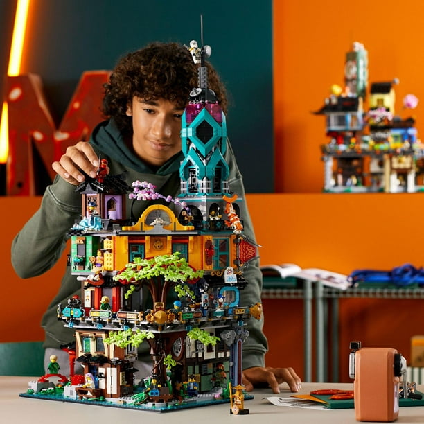 LEGO - Un modèle à 3 niveaux avec jardin et 19 figurines