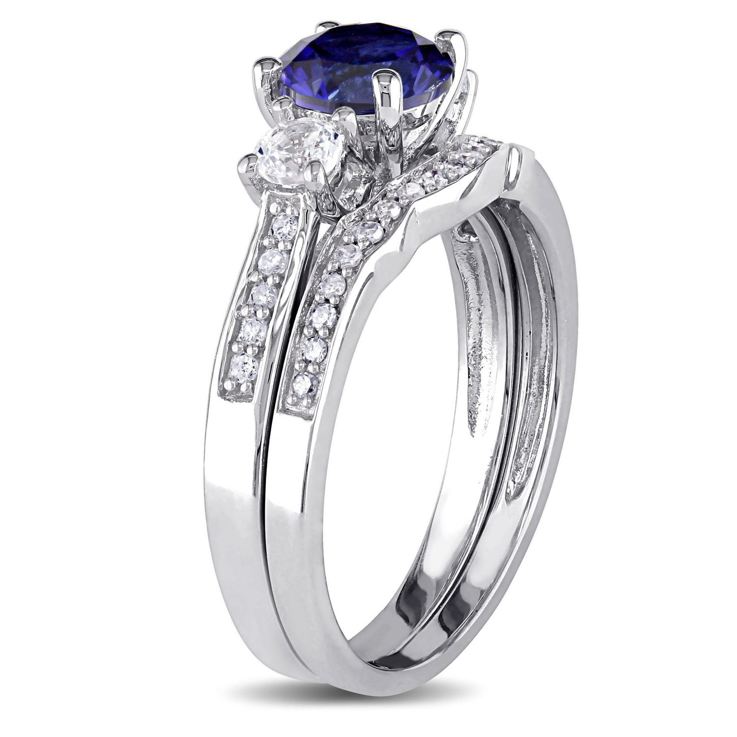 Ensemble nuptial à trois pierres Tangelo avec saphir bleu et blancs synthétiques 1,33 ct PBT et diamants 0,14 ct poids total en or blanc 10 k