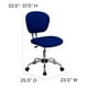 Chaise de travail pivotante rembourrée en maille bleue à dossier mi-hauteur avec base chromée – image 7 sur 9