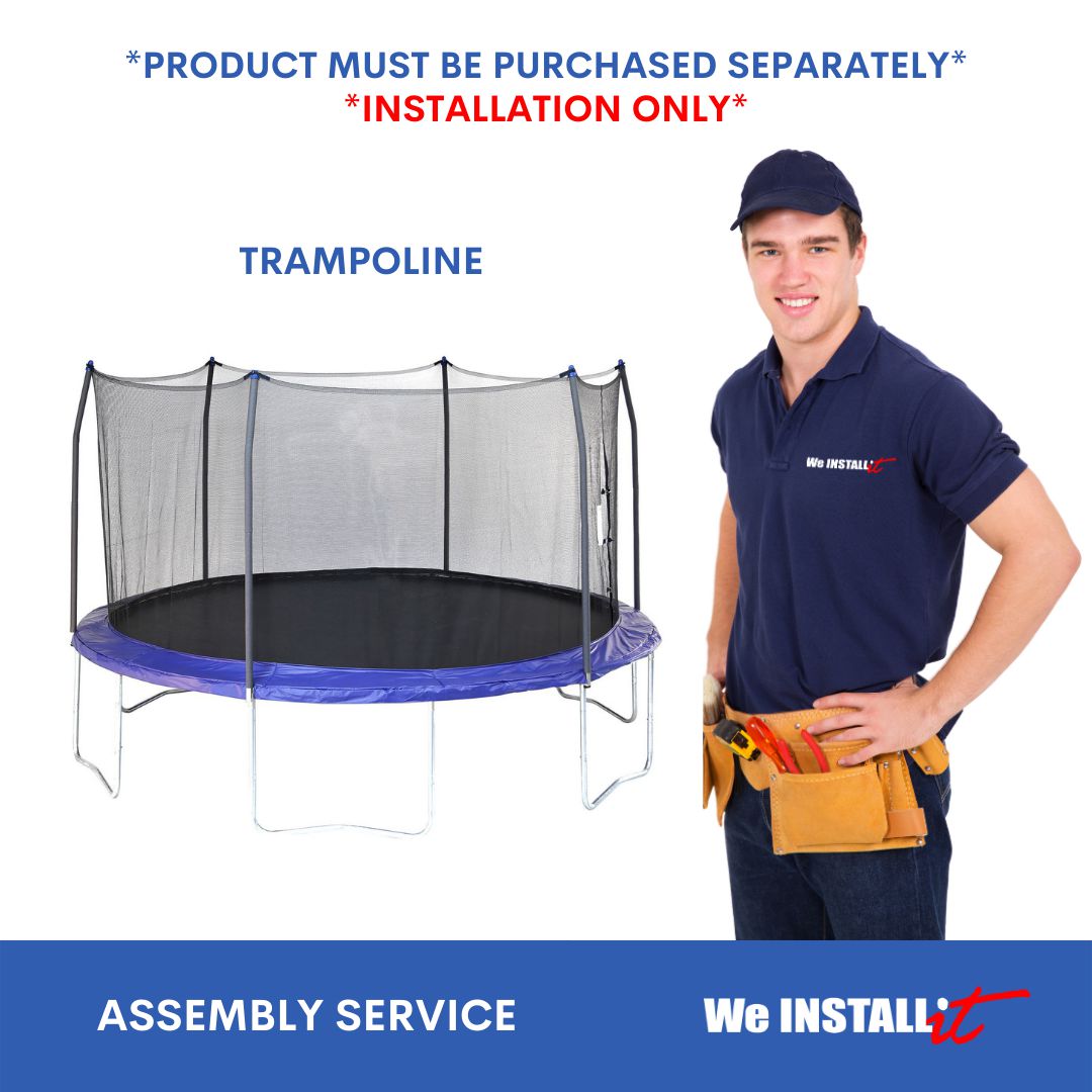 Service d'Installation à Domicile pour Trampolines par We Install It Services - Vue Centrée et Orientée vers l'Avant d'Un Installateur Assemblant un trampoline Fourni par le Client sur une surface de Cour Arrière Plate Préparée; Cadre visible, Ressorts et Tapis de Saut selon les instructions du Produit, Installateur avec Sac à Outils et Corde d'Extension; notes de confirmation de Service Planifié et Trajet à Pied du Propriétaire; Souvent Utilisé pour l'Aménagement Saisonnier de l'Aire de Jeu de Cour