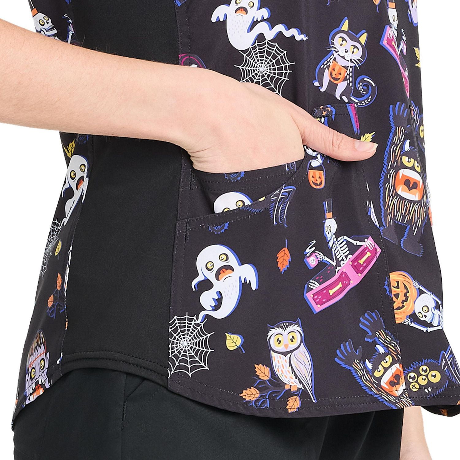 Haut d'uniforme à encolure en V imprimé Scrubstar Freaky Funtime pour femmes