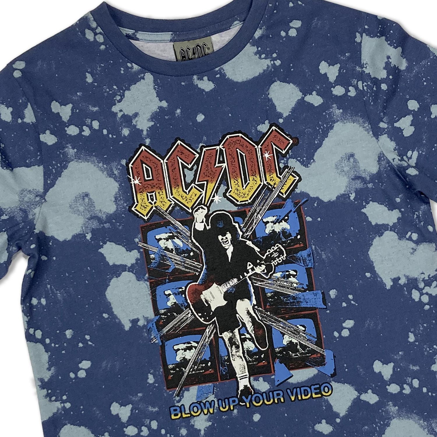 AC/DC Boy's basic tee shirt. This boys crew neck tee shirt has short sleeves and a trendy print and