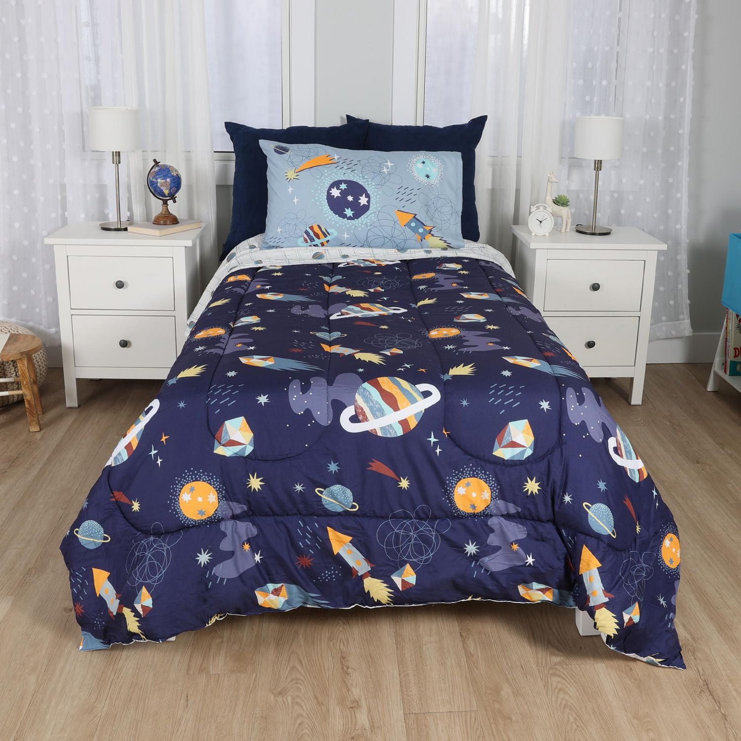 Outer space outlet twin bedding