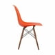 Chaise orange Eames de Nicer Furniture aux jambes en bois, ensemble de 4 – image 2 sur 5