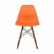 Chaise orange Eames de Nicer Furniture aux jambes en bois, ensemble de 4 – image 3 sur 5