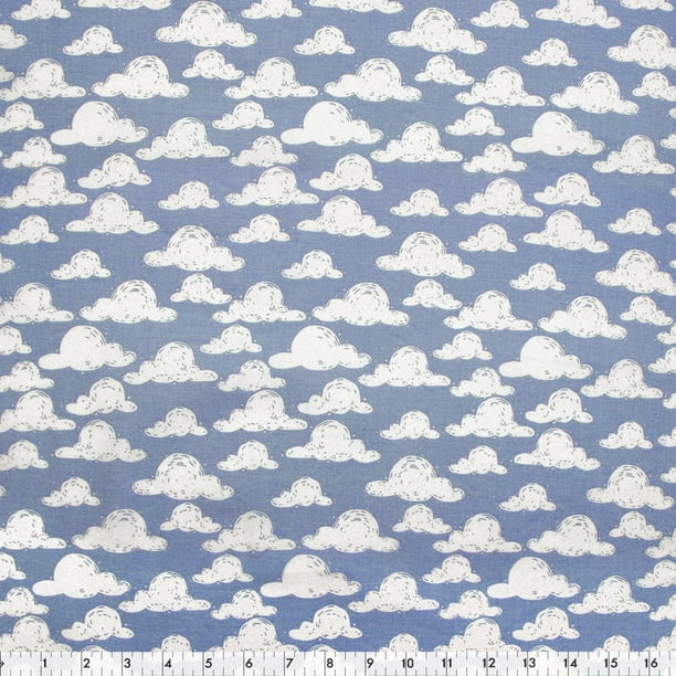 Tissu pré-coupé Fat Quarter de Fabric Creations bleu denim avec des nuages blancs duveteux