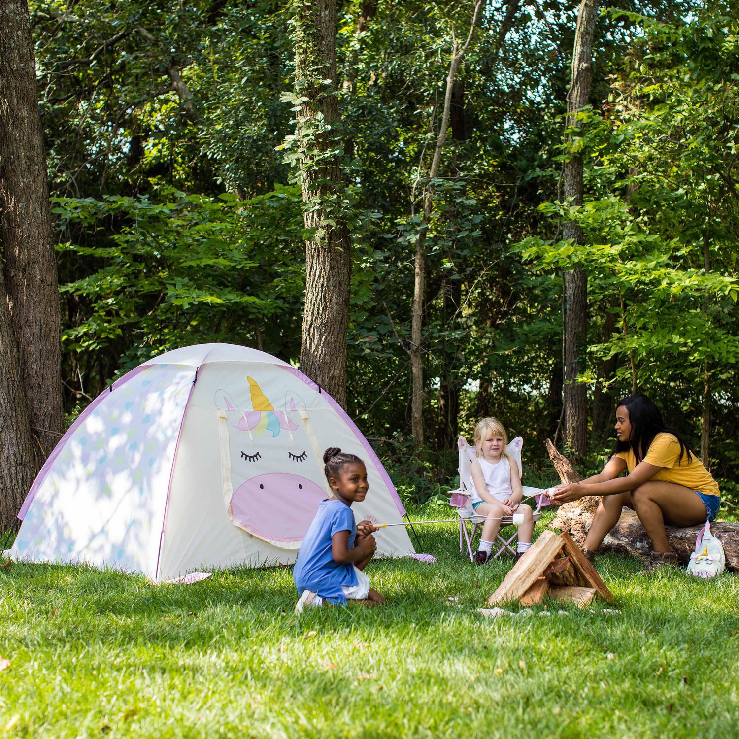 Camping D'été Pour Les Enfants. Fille Enfant Dans La Tente. S