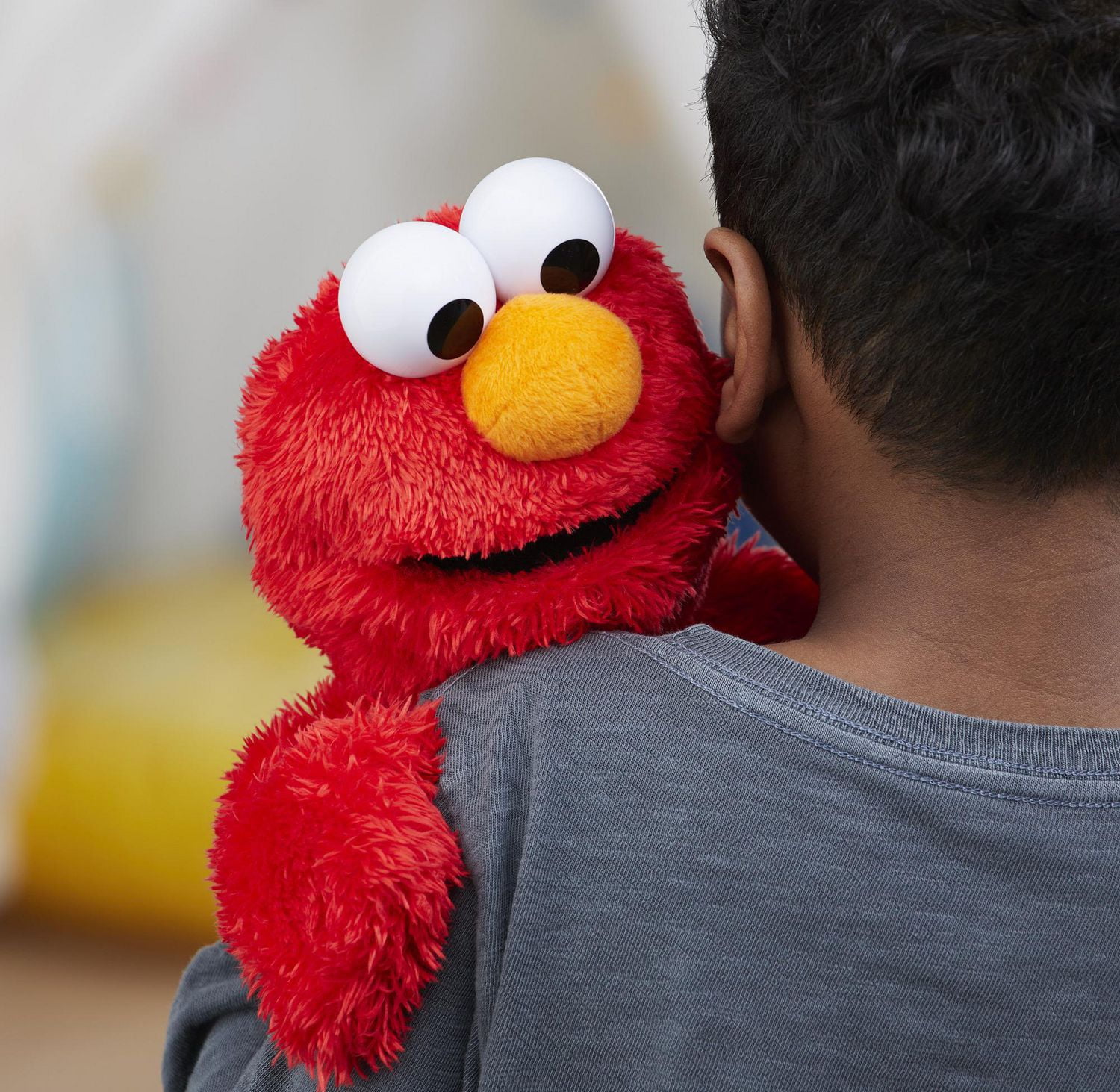 Sesame Street Love to Hug Elmo Plush Toy Talking singing and