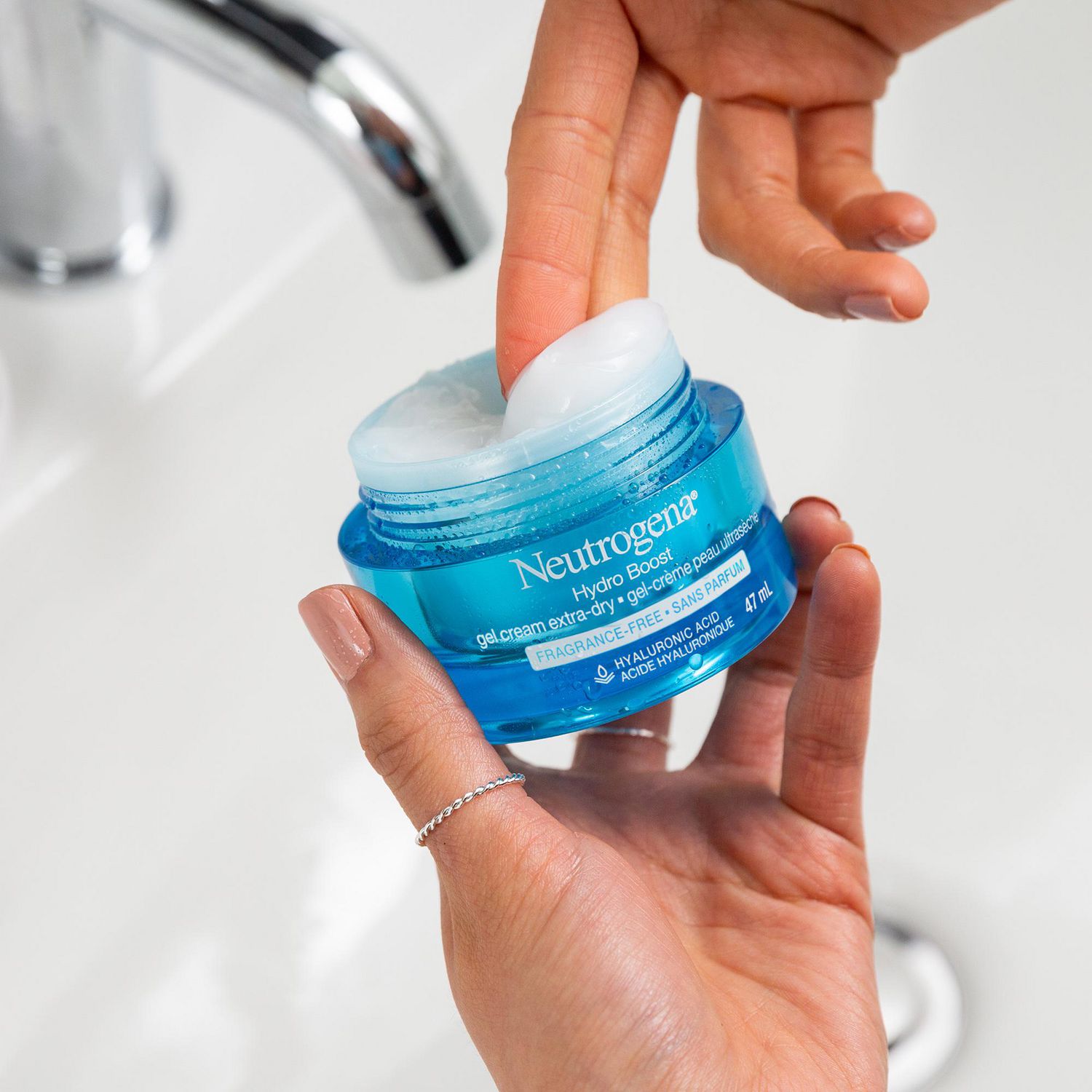 Neutrogena Hydro Boost Facial Gel Cream for Extra Dry Skin - Hyaluronic  Acid to Hydrate Skin, Gel Moisturizer - 47ml | Walmart Canada