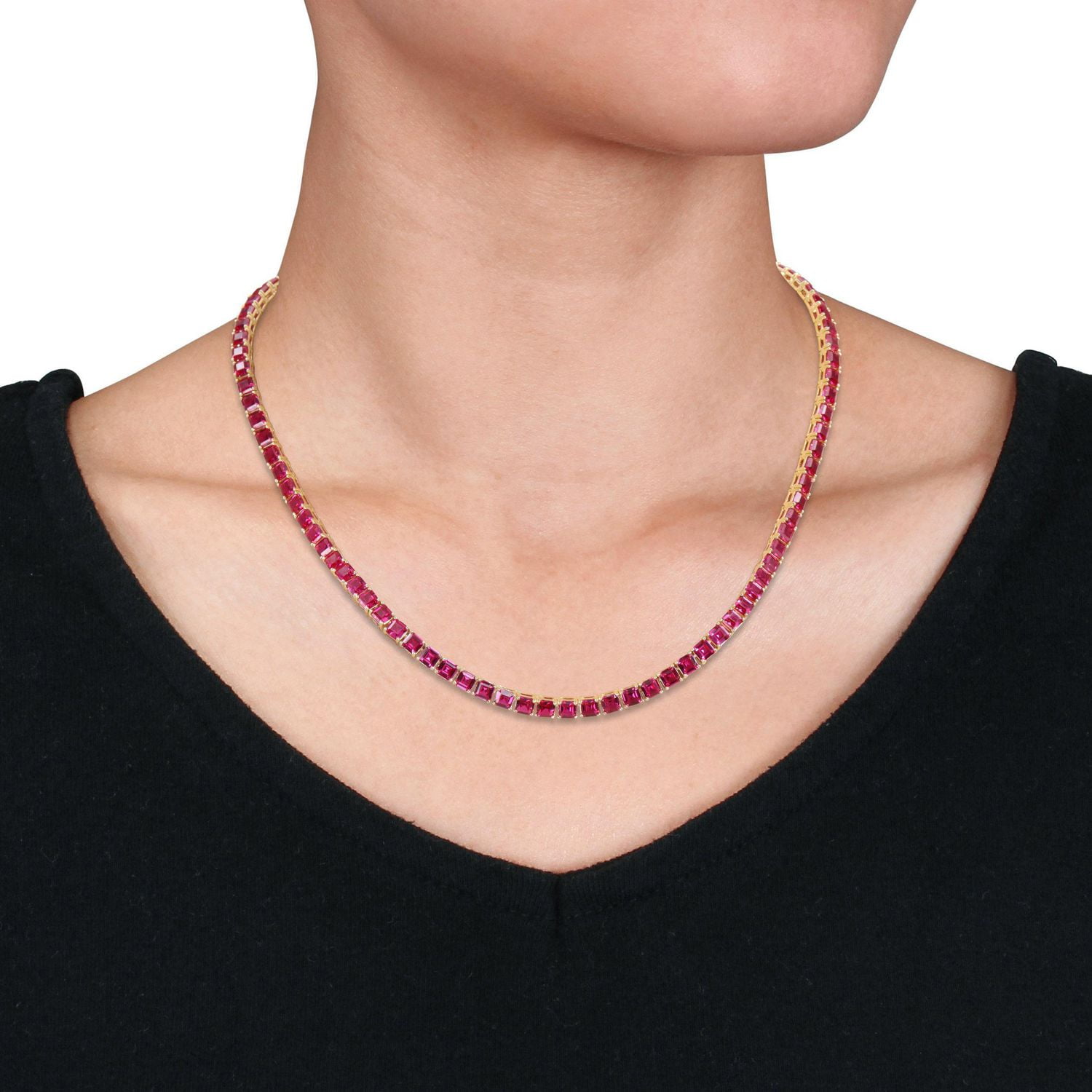 Collier tennis carré Miabella avec 48 Carat PBT de Rubis Synthétique en Argent Sterling Plaqué Jaune