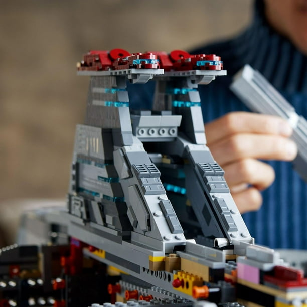 Building the LEGO UCS Venator in 5 minutes! 