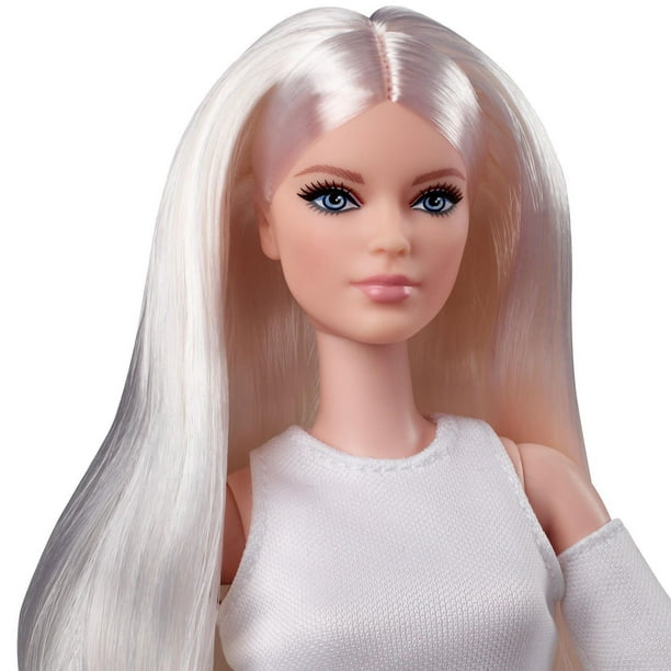 Poupée Barbie Looks arbore un visage unique et une coupe pixie cut chic 