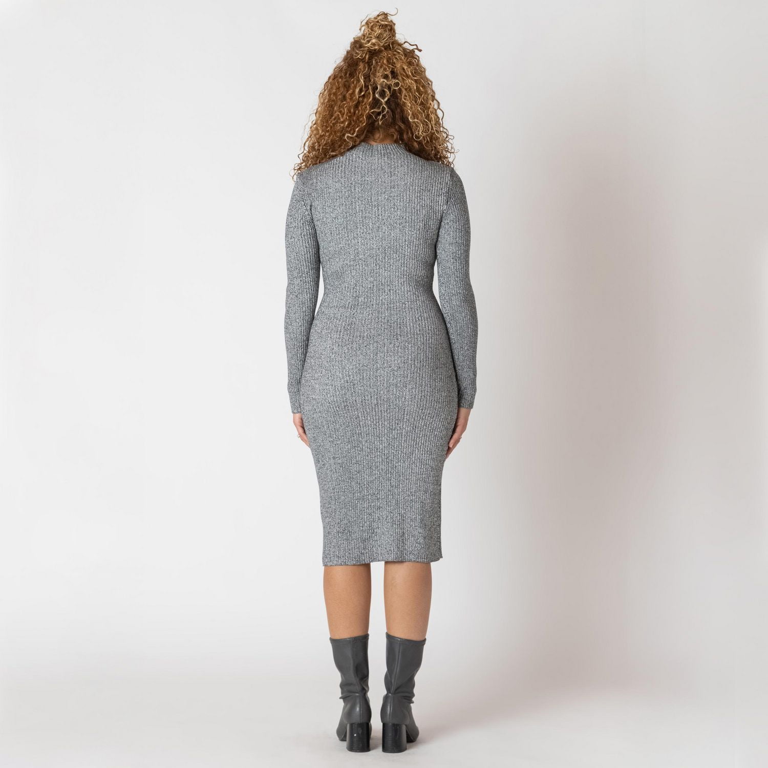 Devoted robe-pull midi à manches longues et col montant