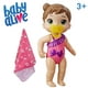 Baby Alive Bébé Bain et câlins aux cheveux marrons pour jouer dans l'eau, avec serviette et suce – image 4 sur 9