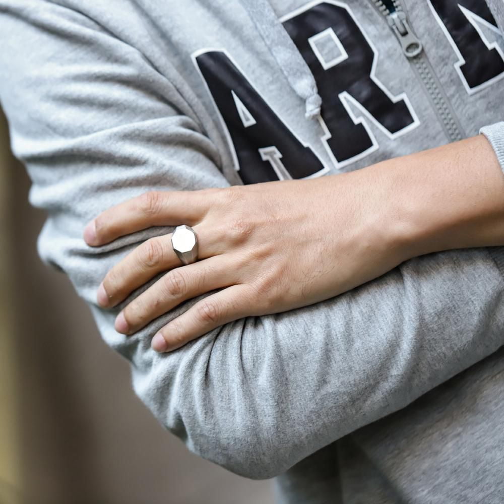 Stingray Men's modern large brushed signet ring
