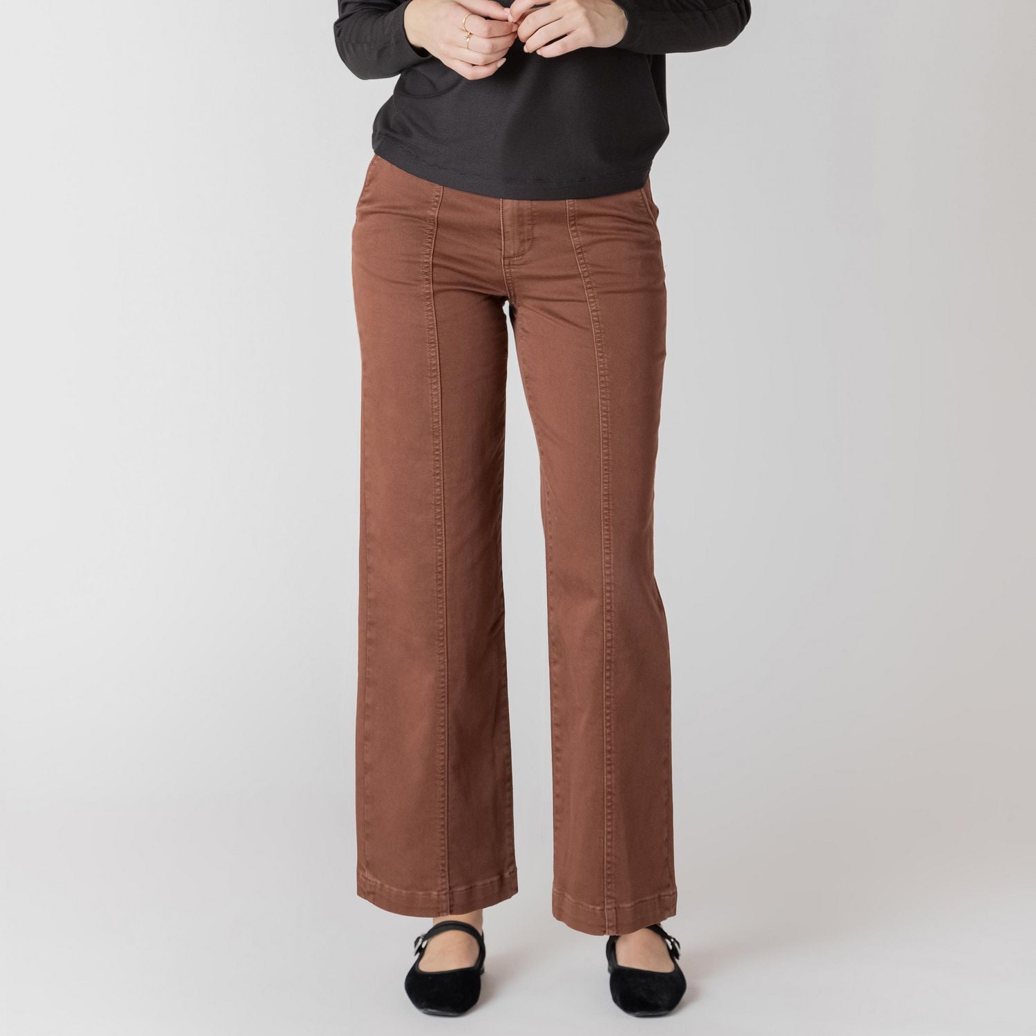 Devoted pleated pants with pockets