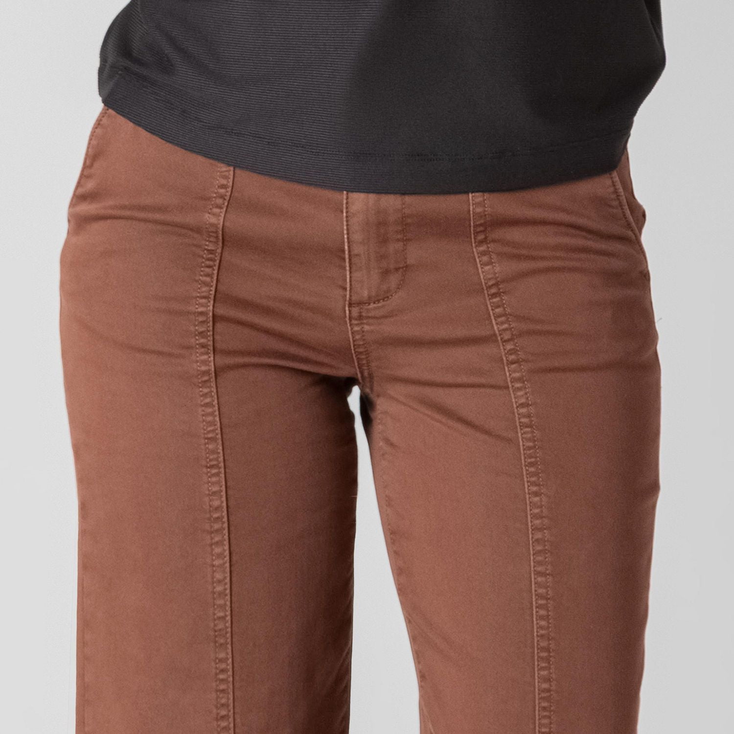 Devoted pleated pants with pockets