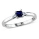 Bague de promesse Tangelo avec 0.33 carat de saphir bleu synthétique coupe princesse et accent de diamants en argent sterling – image 1 sur 1