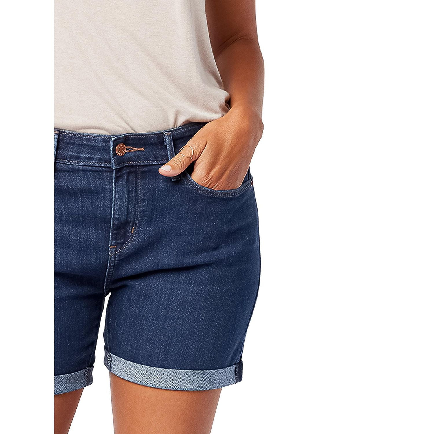 Levi Strauss Signature.™ Women’s Mid-Rise 5" Shorts