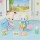 Calico Critters Nursery Friends - Walk Along Duo, ensemble de 2 figurines à collectionner avec accessoires 2 figurines et accessoires – image 2 sur 4