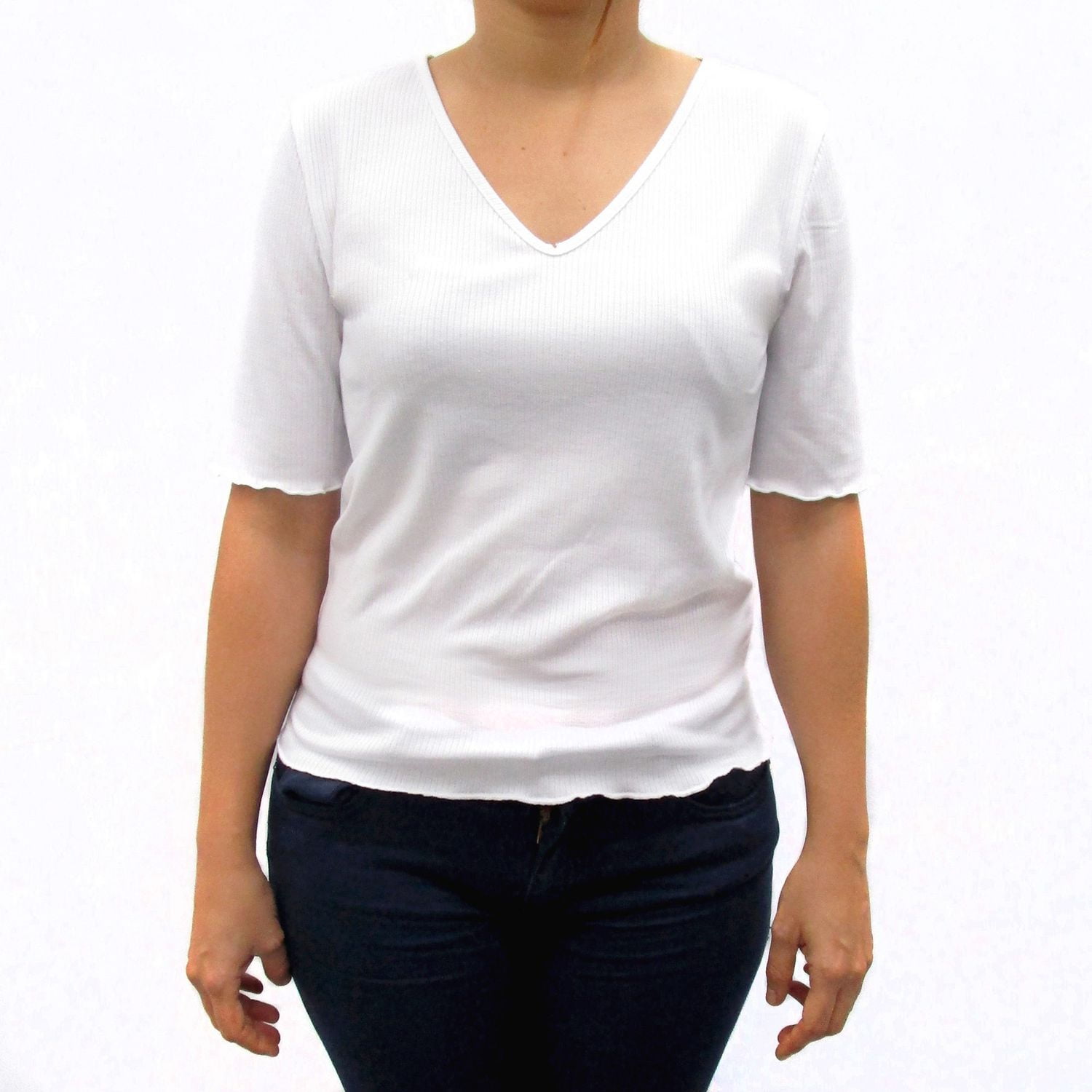 TOP A ENCOLURE EN V AVEC LE BORD EN MERROWFRISE