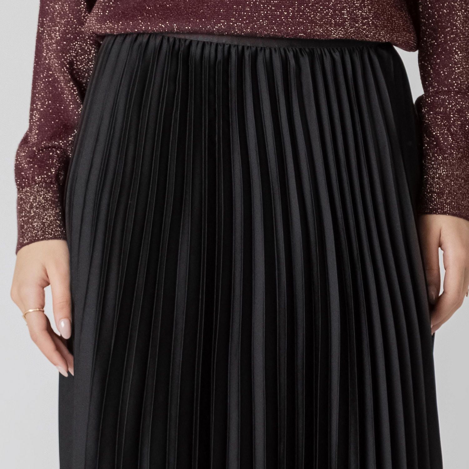 Devoted pleated midi skirt with elastic waist