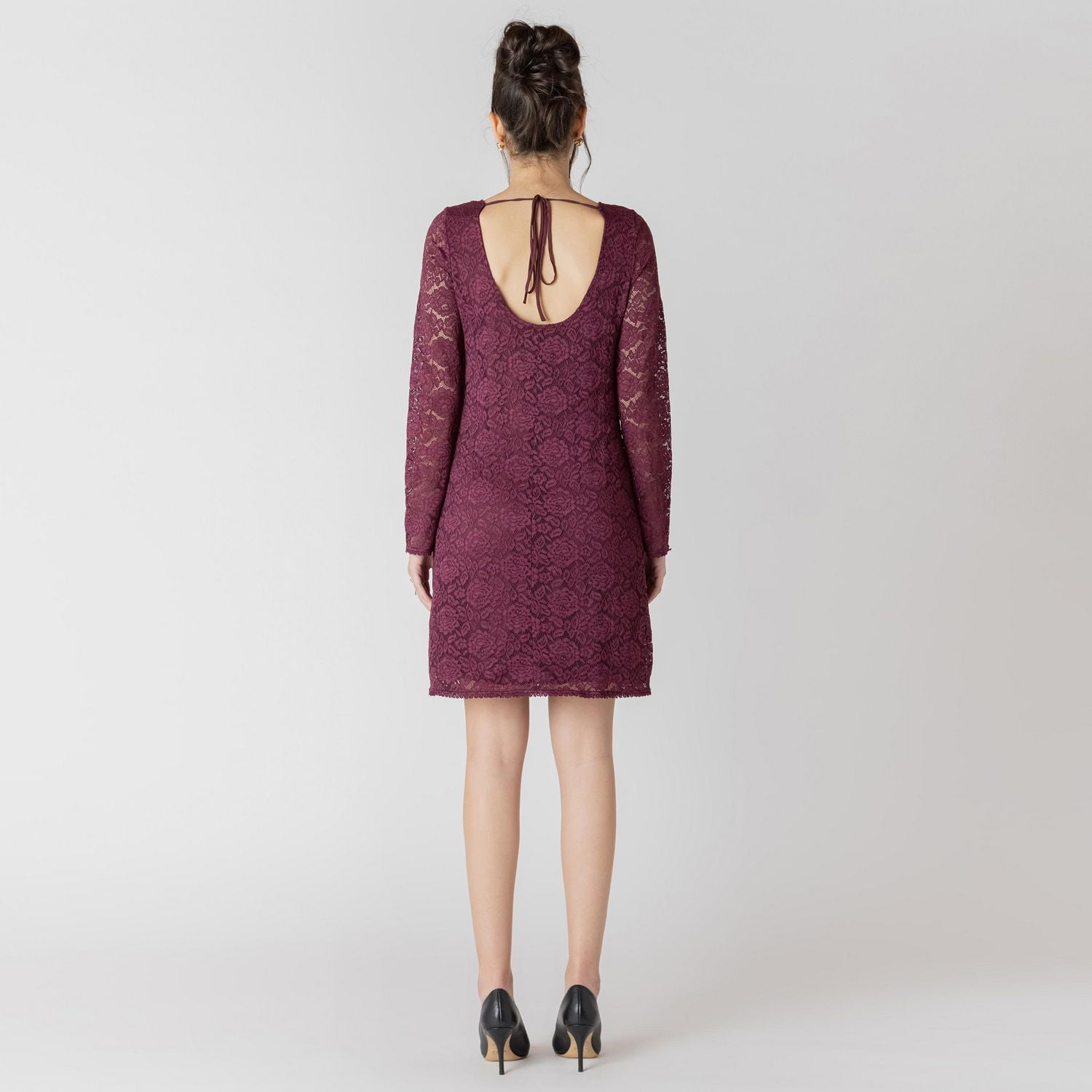 Devoted robe en dentelle à manches longues et dos ouvert