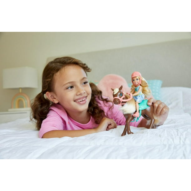 Coffret Barbie Vive le Camping avec Poupée Chelsea (environ 15 cm, Blonde),  Hibou, Sac de Couchage, Jumelles et Accessoires de Camping, Cadeau pour les  Enfants de 3 à 7 ans Âges 3+ 