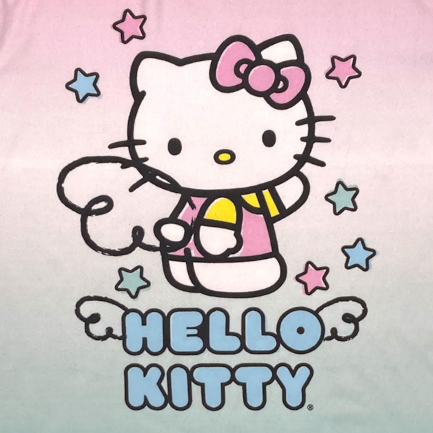 Hello Kitty Ensemble pyjama fille. Cet ensemble pyjama pour fille comprend une chemise à col rond à manches longues et un pantalon avec une taille élastique et