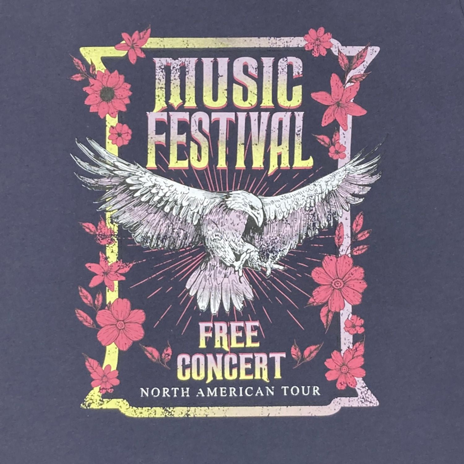 T-shirt grande taille pour femme. Ce t-shirt à manches courtes taille plus pour femme a un look décontracté qui peut être porté avec presque n'importe quel bas, jean ou short et