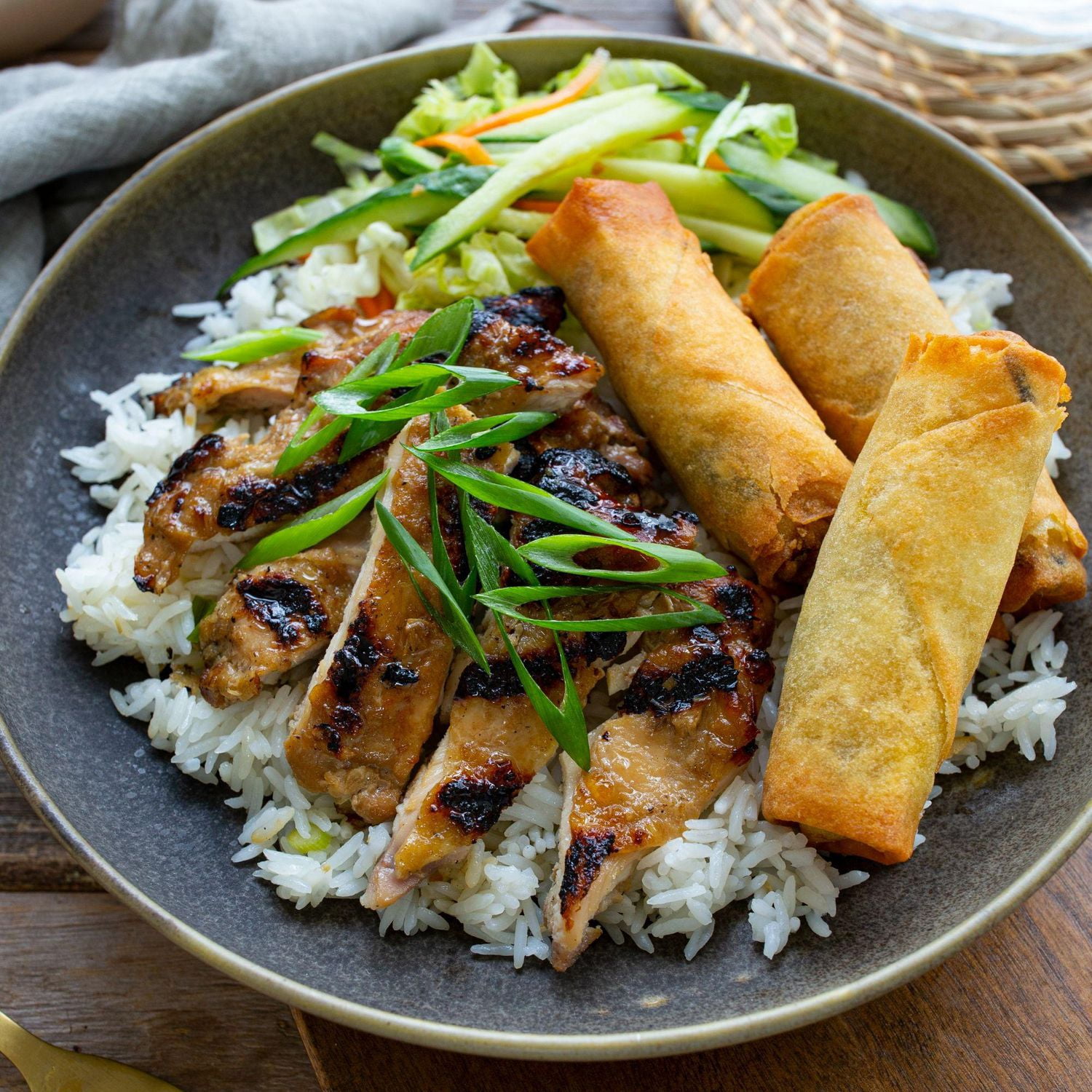 SUMM! Crispy Chicken Spring Rolls, 6 pieces spring rolls with 1 package of sauce, 350g