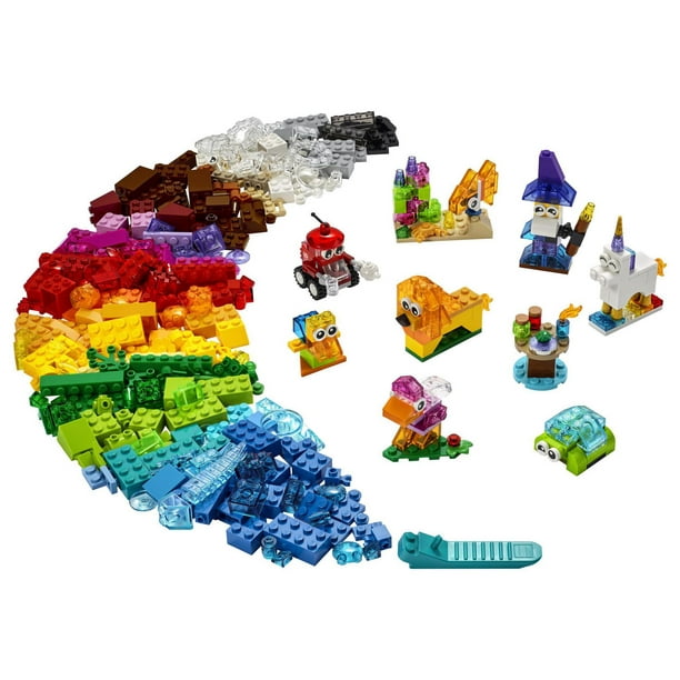 Un Petit Garçon Pour Construire Une Tour De Lego Image stock