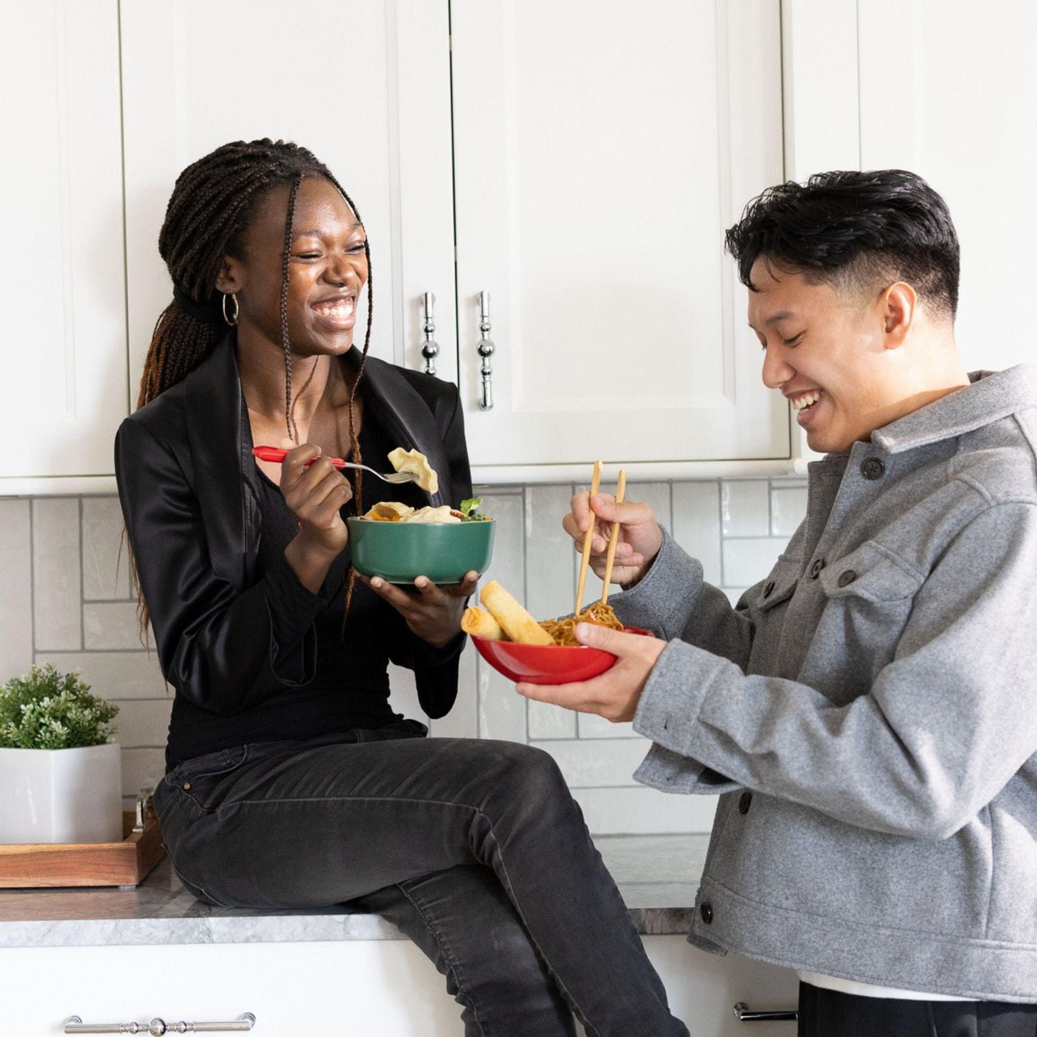 SUMM! Crispy Chicken Spring Rolls, 6 pieces spring rolls with 1 package of sauce, 350g