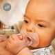 La nouvelle Sucette une pièce SILICONE SOUPLE Medela Baby est conçue pour soutenir la succion naturelle de bébé, sans BPA, légère et orthodontique. 0-6 mo Garçon – image 4 sur 7