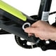 Vélo de montagne électrique Hyper Bicycles 26" 36V pour adultes, avec assistance au pédalage, moteur E-Bike de 250W, couleur noire. – image 4 sur 9