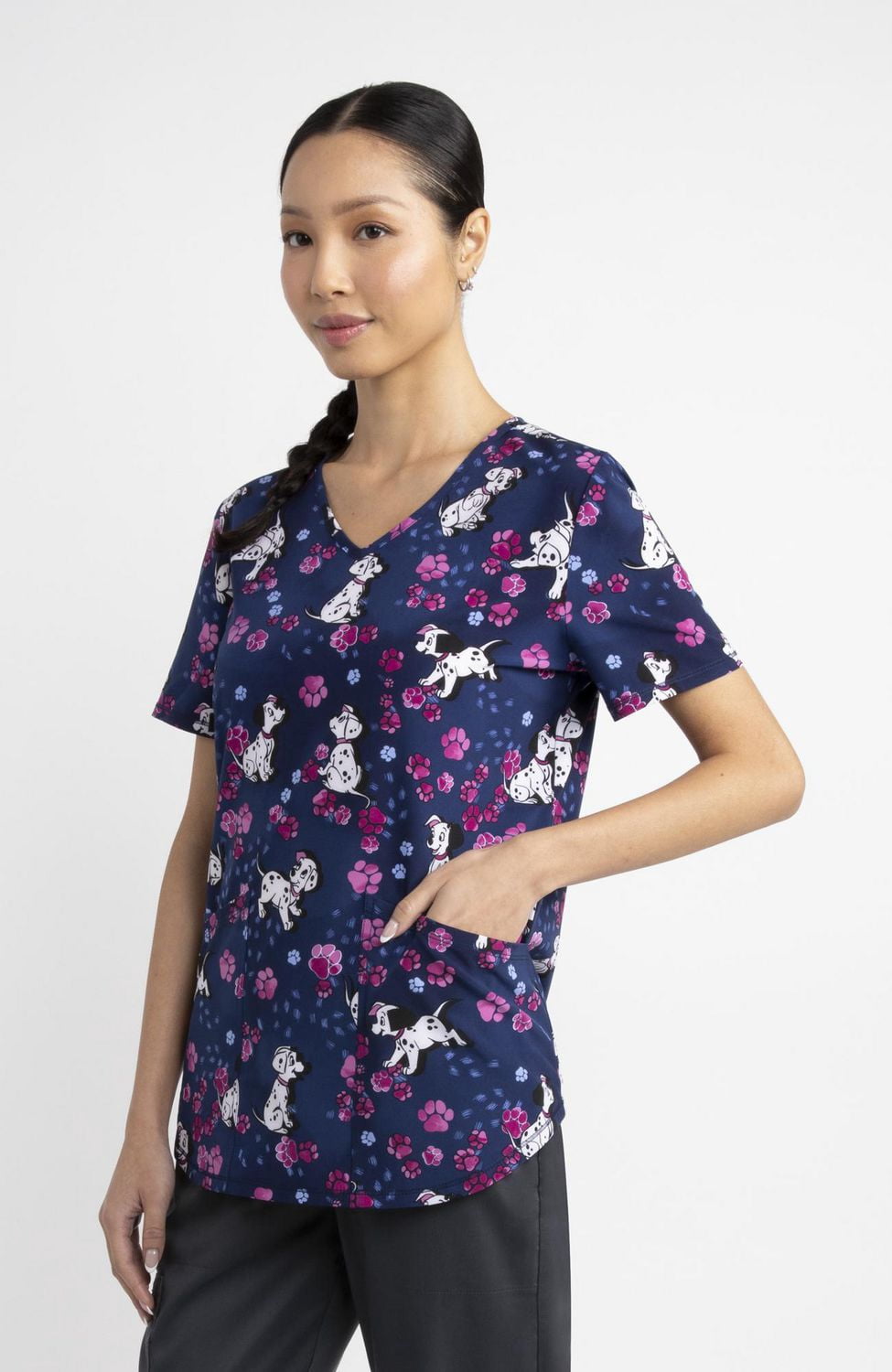 Haut médical imprimé à encolure en V pour femmes Scrubstar – Collection mode, motif « On Spots », tailles TP 3TG