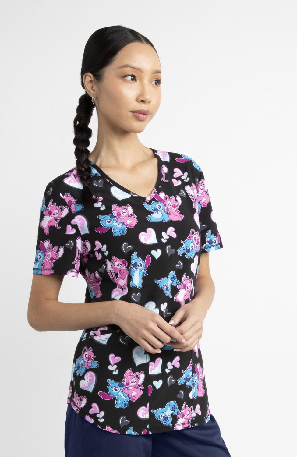 Haut médical imprimé à encolure en V pour femmes Scrubstar – Collection mode, motif « Love, Angel