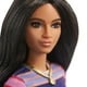 Poupée Barbie Fashionistas avec Longs Cheveux Bruns, Robe à Rayures, Chaussures Orange et Collier – image 3 sur 7