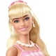 Barbie – Film – Poupée de coll. – Robe de guingan rose, Margot Robbie Âges 3+ – image 2 sur 6