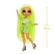 Rainbow High Karma Nichols – Poupée-mannequin vert fluo avec 2 tenues complètes à agencer et associer – image 4 sur 6