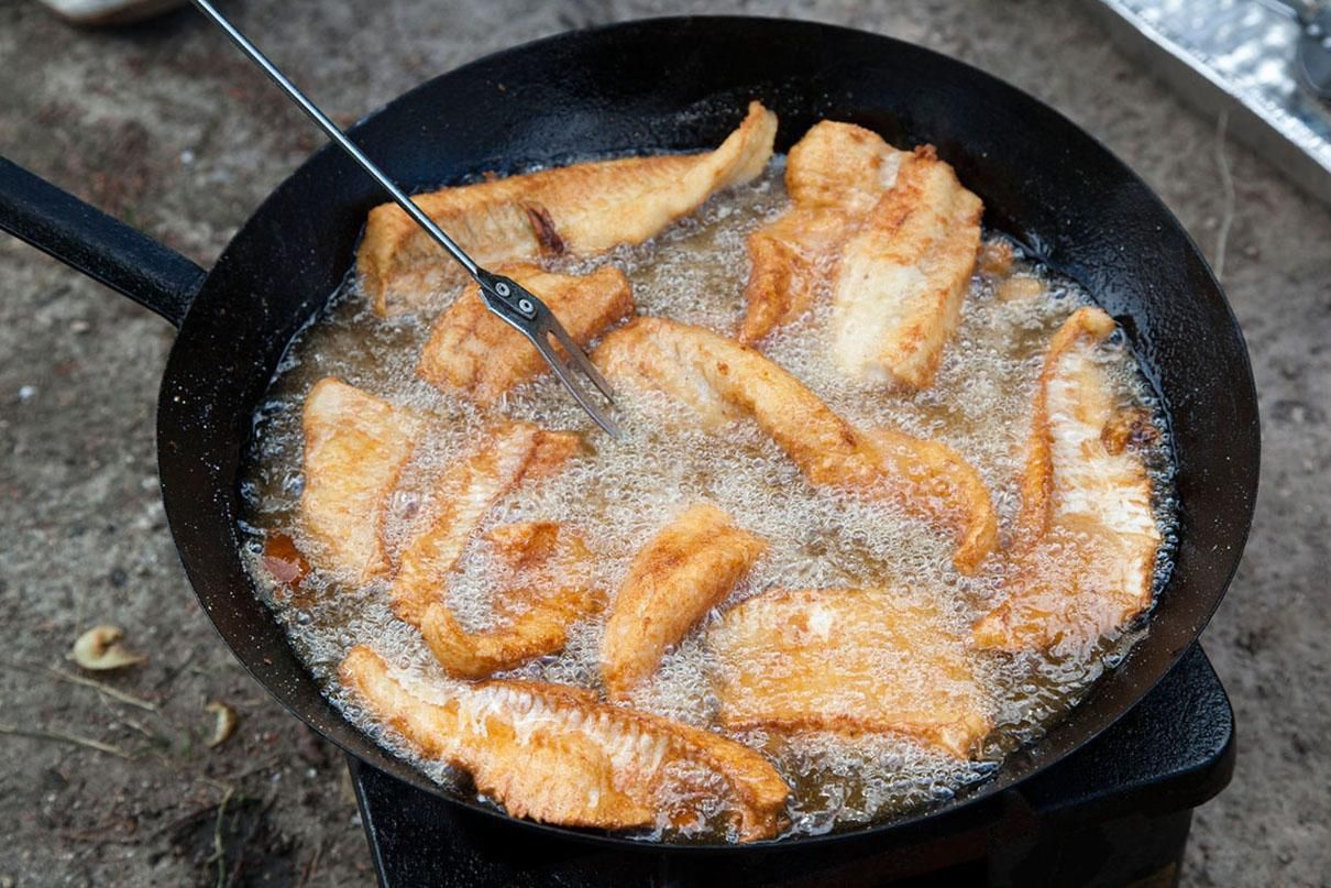 Camp Chef Cast Iron Fry Pot Set with Free Bag of Canadian Fisherman s Breading Batter Mix