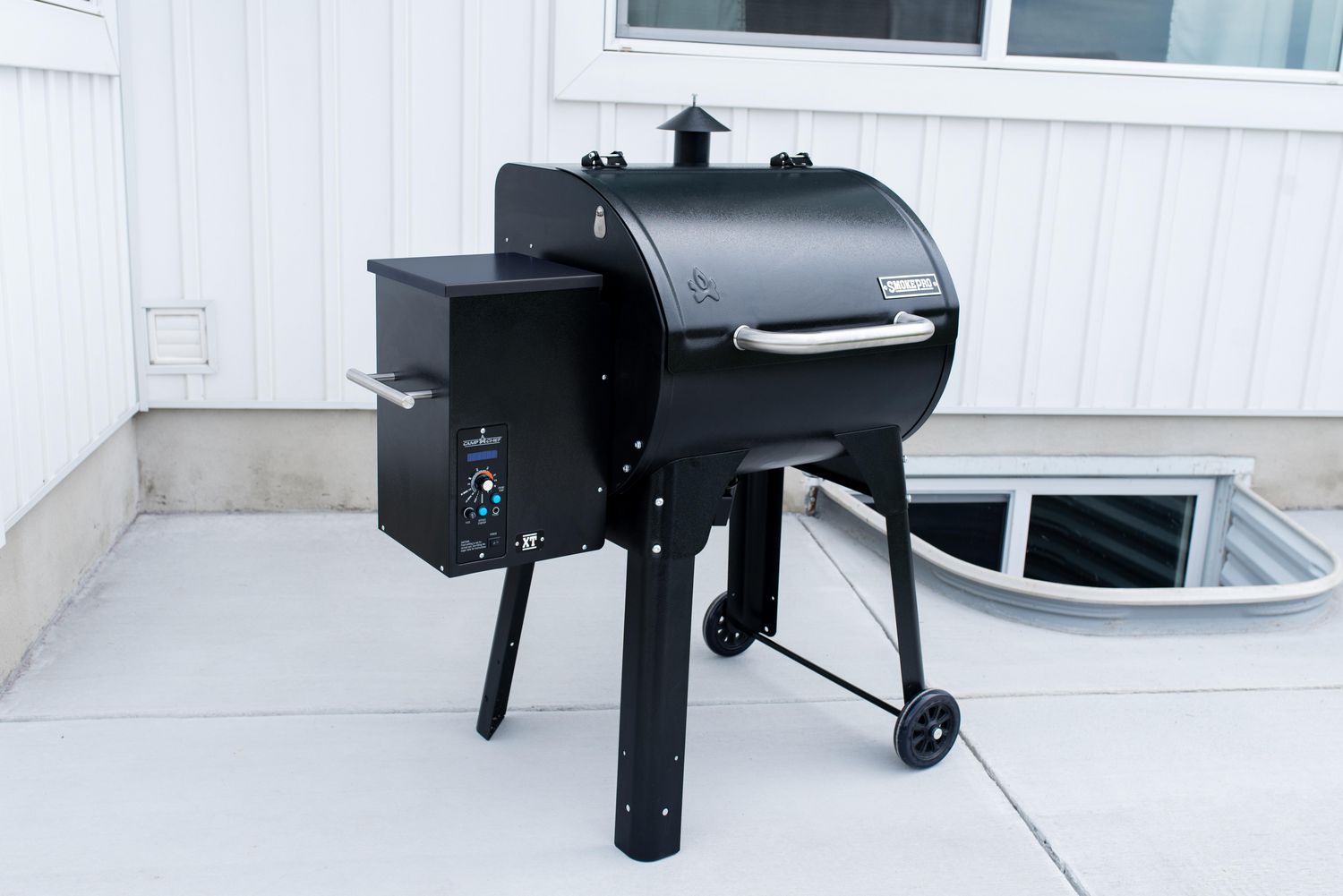 Camp Cheff SmokePro XT 24 Pellet Grill Black