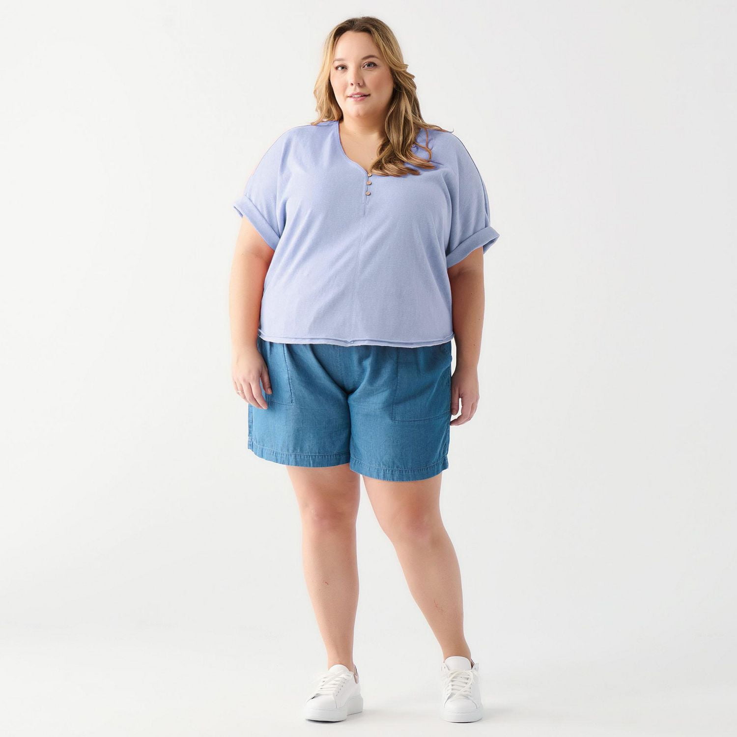 DV Chemise à manches courtes, ample, à poignets roulés et boutonnée sur le devant.